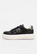 Schwarze Ledersneaker mit rundem Emblem, Schnürdesign und dicker weißer Sohle mit strukturierten Akzenten. Metallisches Detail an der Ferse.