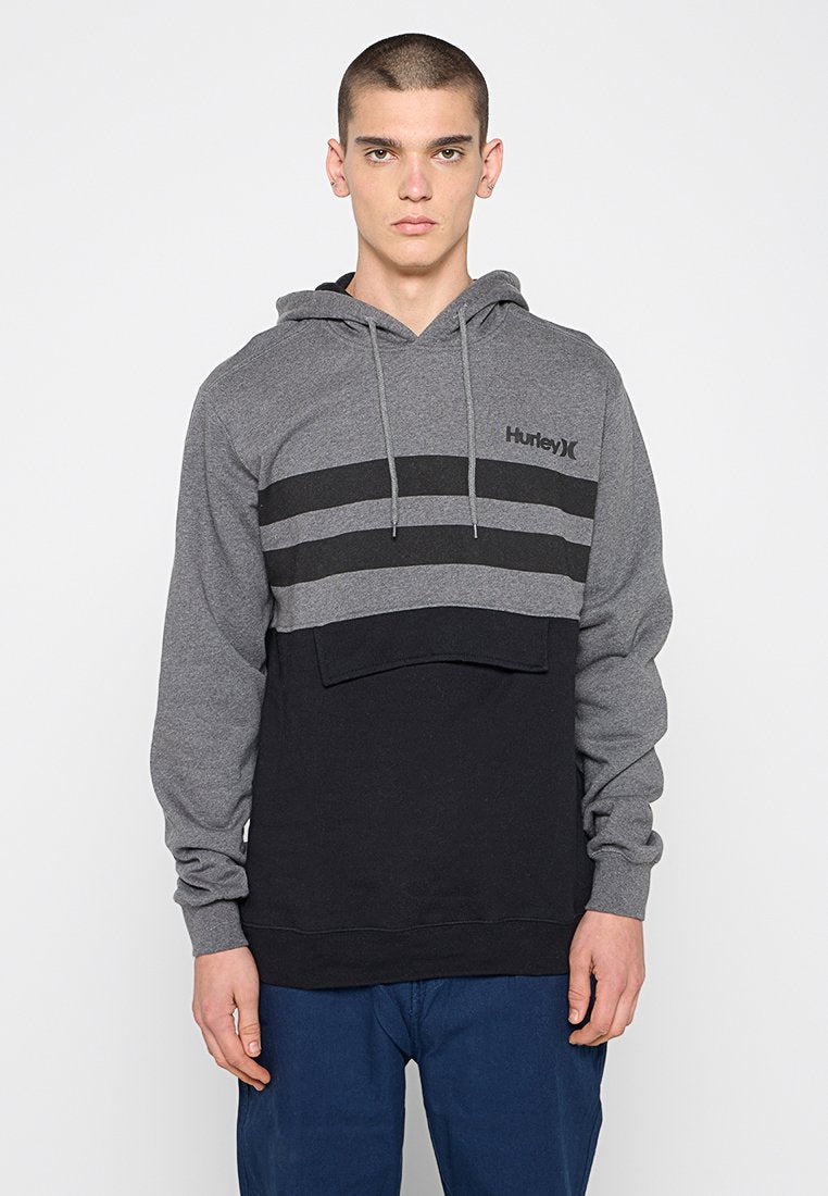 Grauer und schwarzer Kapuzenpullover mit einer Fronttasche, vertikalen Streifen auf der Brust und einer Kordelzugkapuze. Material aus Baumwollmischung.