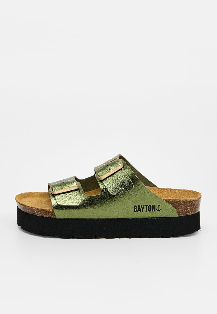 Grüne metallische Plateausandale mit zwei verstellbaren Schnallenriemen und schwarzer Sohle, beschriftet mit "BAYTON" mit Ankersymbol.