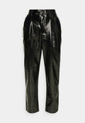 Schwarze, hochtaillierte Hose mit glänzender Oberfläche, ausgestattet mit Falten und einem klassischen Knopfverschluss. Glatte Textur, gerades Bein Design.