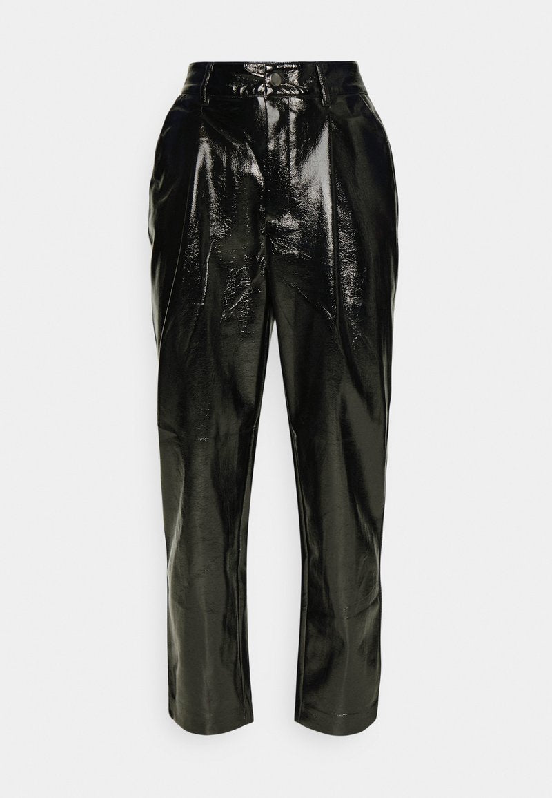 Schwarze, hochtaillierte Hose mit glänzender Oberfläche, ausgestattet mit Falten und einem klassischen Knopfverschluss. Glatte Textur, gerades Bein Design.
