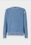 Blauer Strickpullover mit strukturiertem Muster, runder Ausschnitt und gerippten Bündchen und Saum. Der Stoff wirkt weich und hat eine mittlere Dicke.