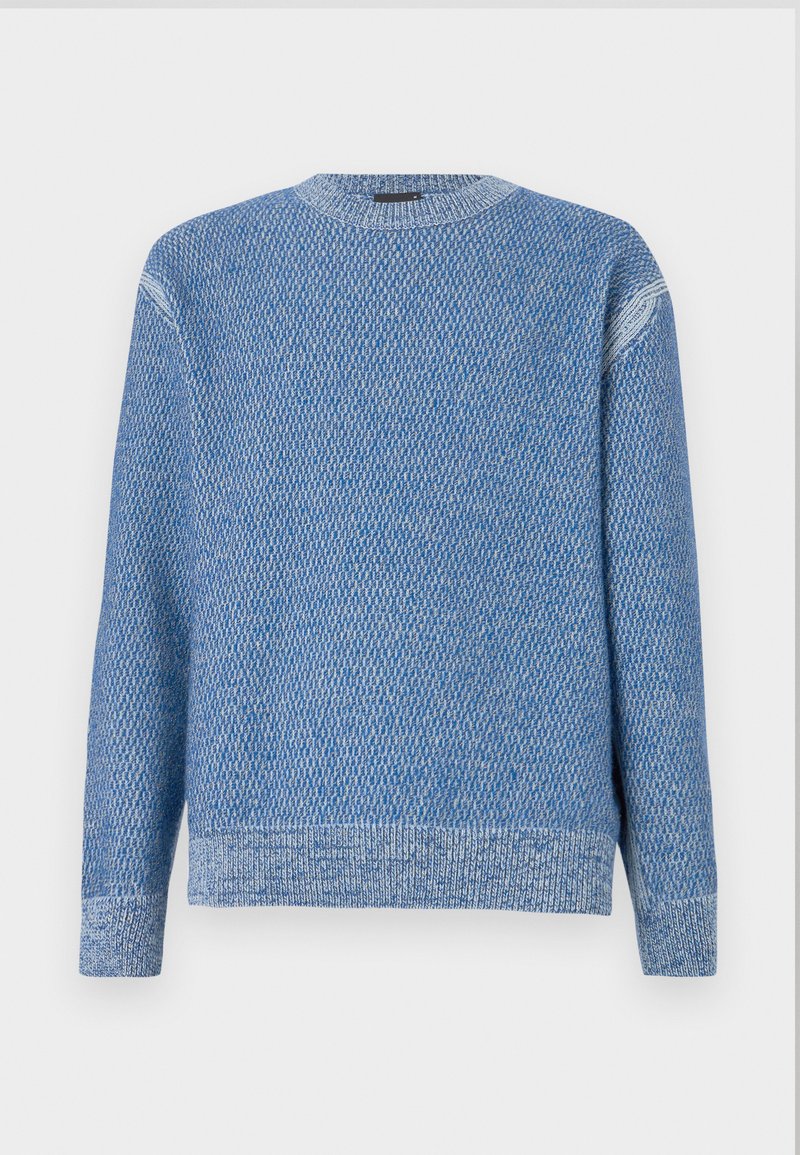 Blauer Strickpullover mit strukturiertem Muster, runder Ausschnitt und gerippten Bündchen und Saum. Der Stoff wirkt weich und hat eine mittlere Dicke.