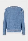 Blauer Strickpullover mit strukturiertem Muster, runder Ausschnitt und gerippten Bündchen und Saum. Der Stoff wirkt weich und hat eine mittlere Dicke.