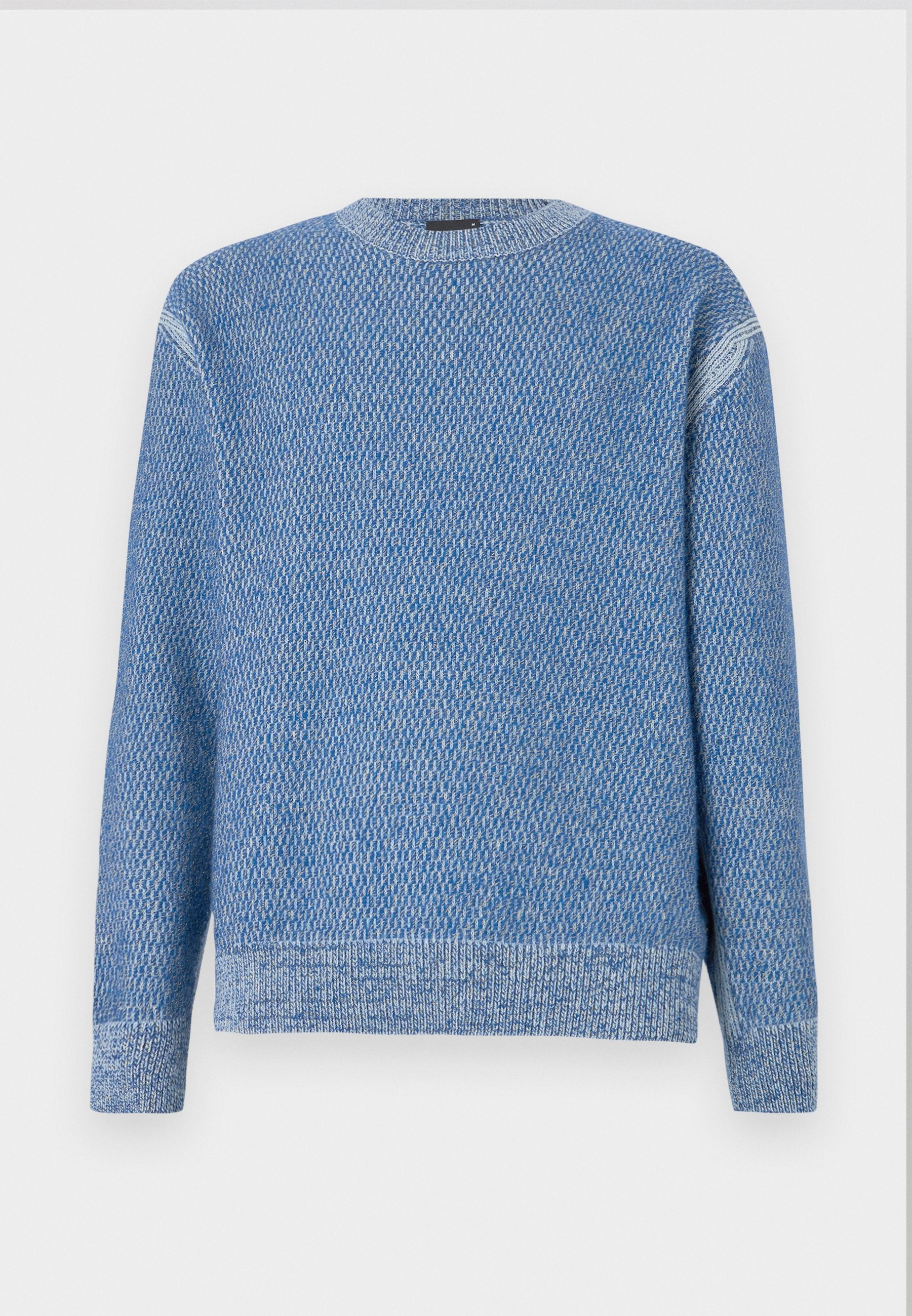 Blauer Strickpullover mit strukturiertem Muster, runder Ausschnitt und gerippten Bündchen und Saum. Der Stoff wirkt weich und hat eine mittlere Dicke.