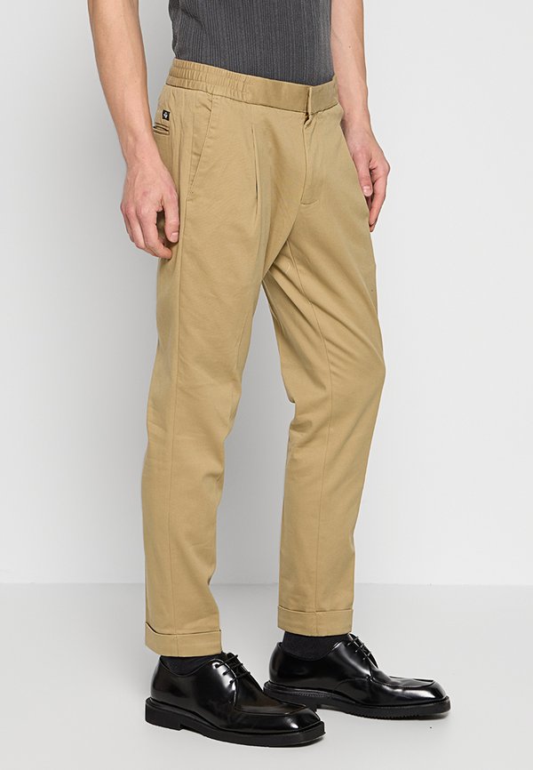 DOCKERS TAPERED FIT