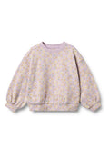 Fliederfarbener Pullover mit Blumenmuster, das kleine gelbe Gänseblümchen zeigt, langen Puffärmeln und einem gerippten Rundhalsausschnitt sowie Saum. Weiche Textur.