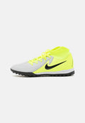 Die Nike Phantom Fußballschuhe zeichnen sich durch einen grauen Körper, leuchtend gelbe Akzente, eine strukturierte Oberfläche und ein schwarzes Logo aus. Sie wurden für das Spiel auf Kunstrasen mit einer rutschfesten Außensohle entwickelt.
