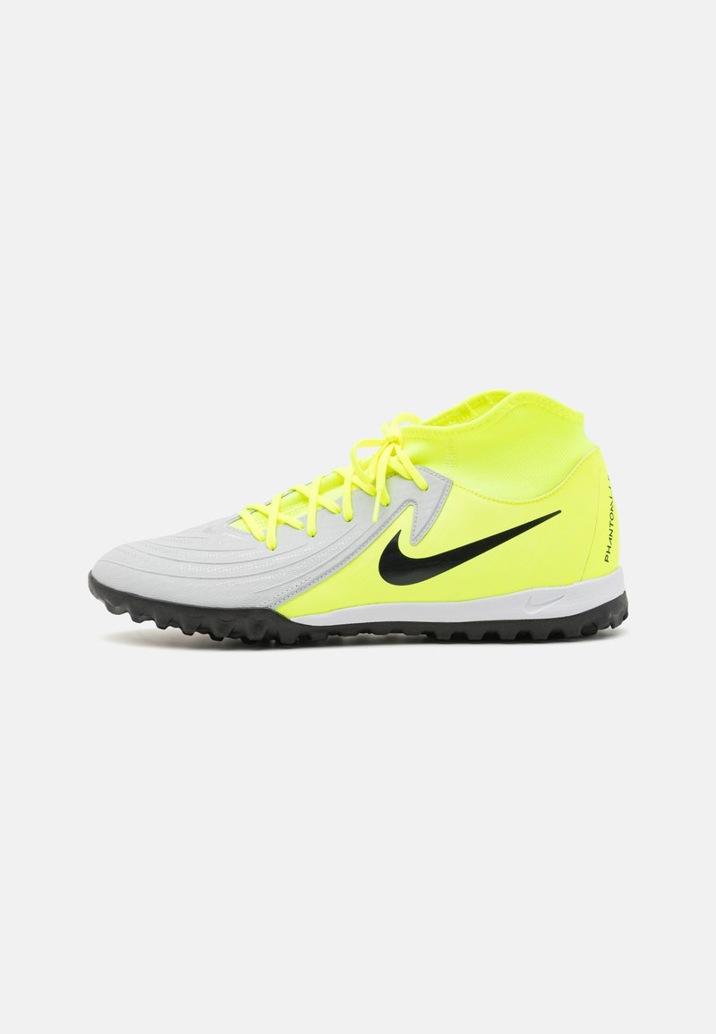 Die Nike Phantom Fußballschuhe zeichnen sich durch einen grauen Körper, leuchtend gelbe Akzente, eine strukturierte Oberfläche und ein schwarzes Logo aus. Sie wurden für das Spiel auf Kunstrasen mit einer rutschfesten Außensohle entwickelt.