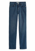 Schmal geschnittene blaue Denim-Jeans mit einer glatten Textur, ausgestattet mit einem klassischen Fünf-Taschen-Design, Metallknopf und dezenten Nähten.