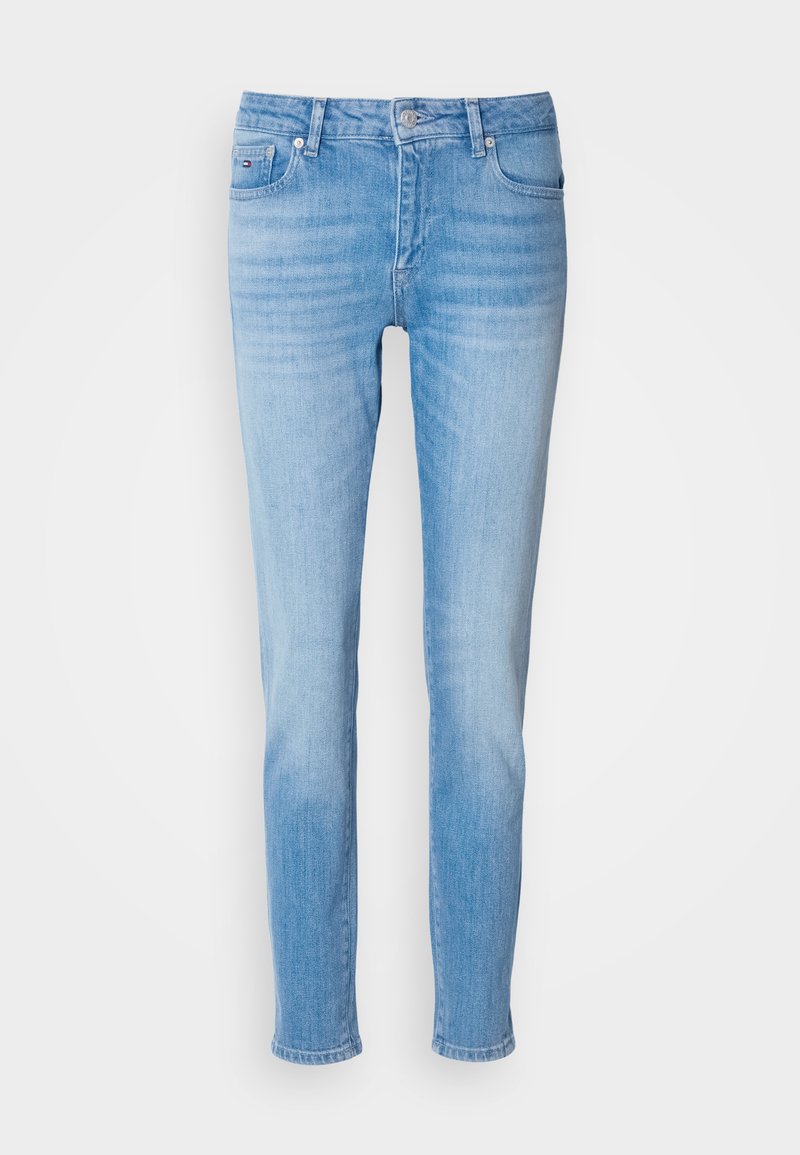 Hellblaue Denim-Jeans mit schlankem Schnitt, fünf Taschen und klassischem Knopfverschluss. Der Stoff hat eine weiche, eingelaufene Textur.