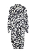 Leopardenmuster Kleid in Creme und Schwarz, mit Kragen, Knopfleiste, langen Ärmeln und einer lockeren Passform mit gerafften Details.