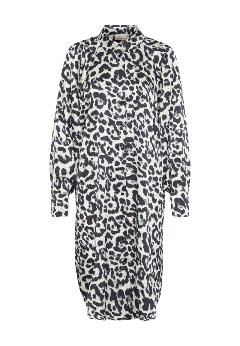 Leopardenmuster Kleid in Creme und Schwarz, mit Kragen, Knopfleiste, langen Ärmeln und einer lockeren Passform mit gerafften Details.
