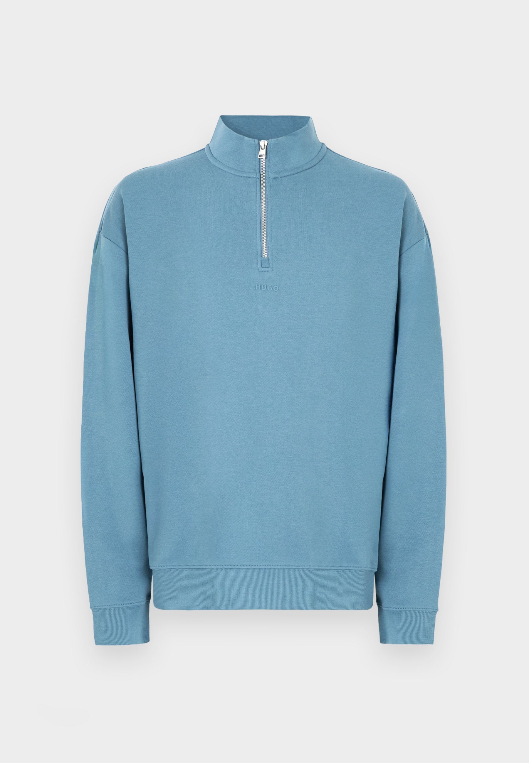 Hellblauer Pullover mit halbhohem Reißverschluss am Kragen, langen Ärmeln und gerippten Bündchen. Verfügt über ein dezentes Logo auf der Brust. Glatte Textur.