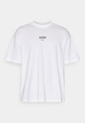 Weißes Baumwoll-T-Shirt mit kurzen Ärmeln, Rundhals und einem kleinen schwarzen Grafiklogo auf der oberen Brust, das Text und ein gestreiftes Design zeigt.
