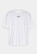 Weißes Baumwoll-T-Shirt mit kurzen Ärmeln, Rundhals und einem kleinen schwarzen Grafiklogo auf der oberen Brust, das Text und ein gestreiftes Design zeigt.