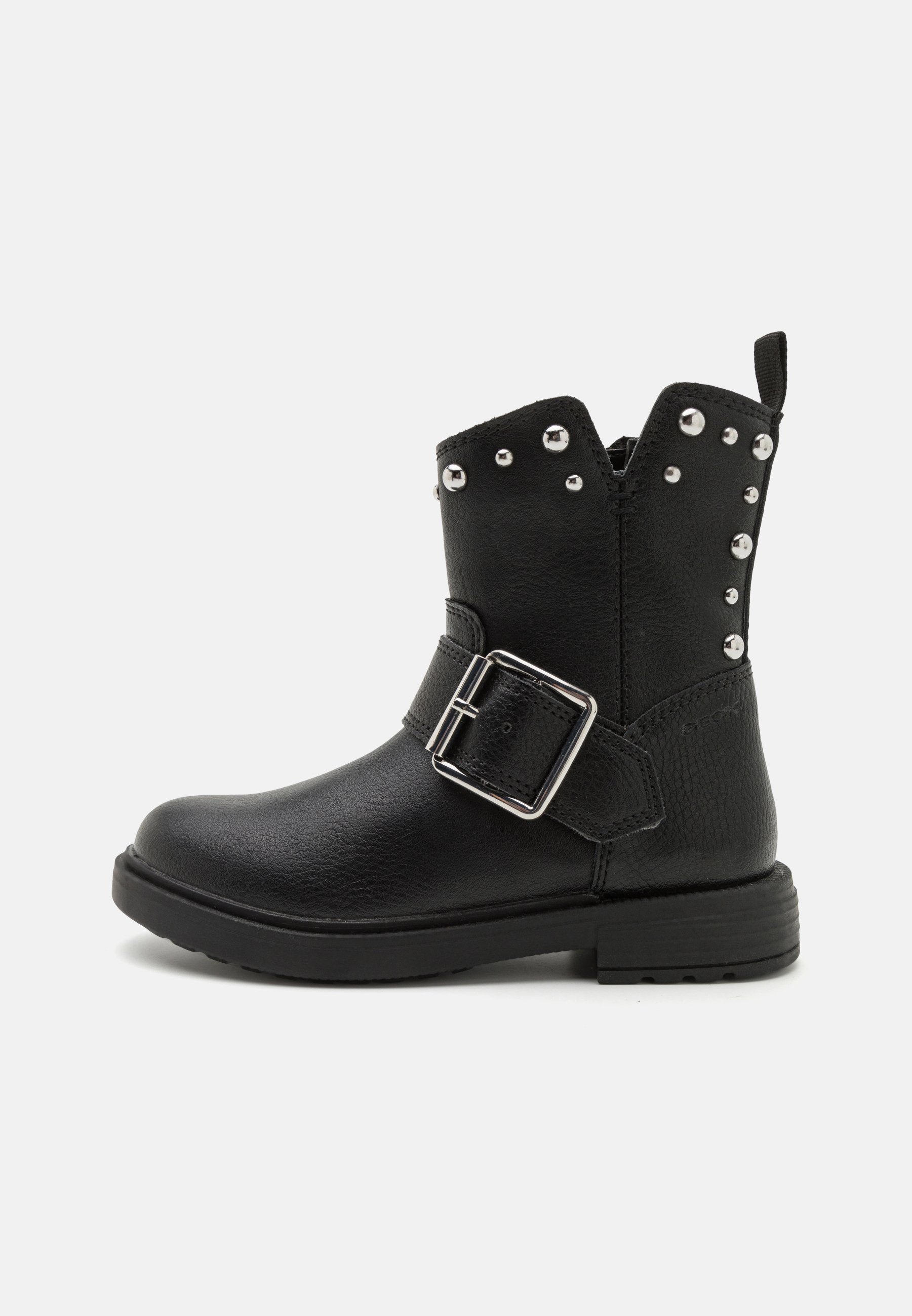 Schwarze Lederknöchelstiefel mit einer runden Zehenform, dekorativen silbernen Nieten und einem seitlichen Schnallen-Detail. Verfügt über eine strukturierte Oberfläche und einen niedrigen Absatz.