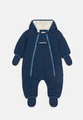 Dunkelblauer gepolsterter Schneeoverall für Babys mit Kapuze, Reißverschluss und elastischen Bündchen, versehen mit dem "Timberland"-Logo auf der Vorderseite.