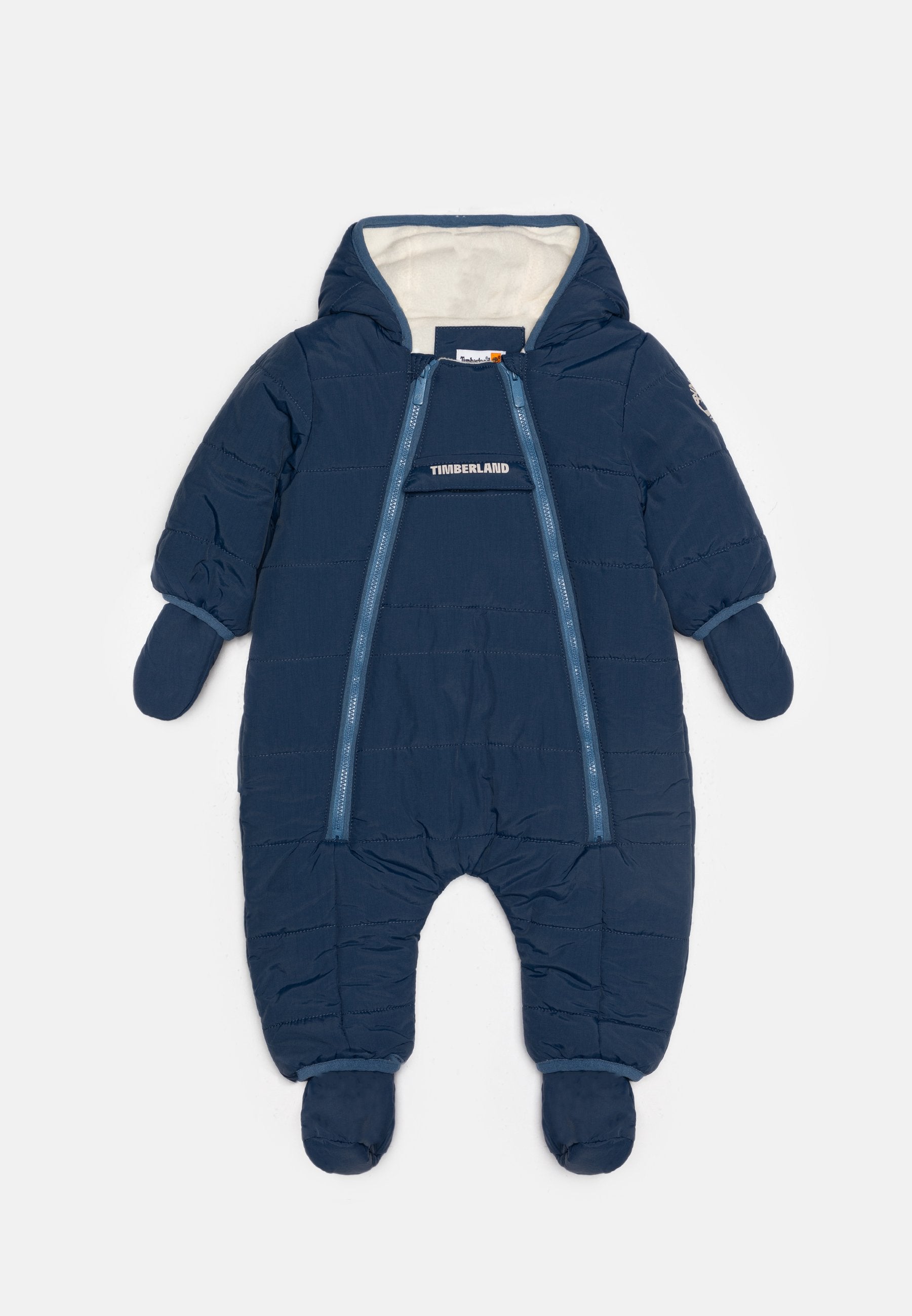 Dunkelblauer gepolsterter Schneeoverall für Babys mit Kapuze, Reißverschluss und elastischen Bündchen, versehen mit dem "Timberland"-Logo auf der Vorderseite.
