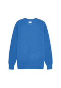 Blauer gestrickter Pullover mit geripptem Muster, rundem Ausschnitt und langen Ärmeln. Saum und Bündchen sind ebenfalls gerippt für zusätzliche Details.