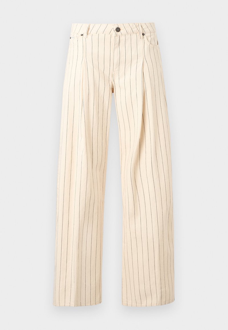 Cremefarbene Hosen mit weitem Bein, dünnen vertikalen schwarzen Streifen, vorderen Falten, Gürtelschlaufen, Knopf und Taschen.