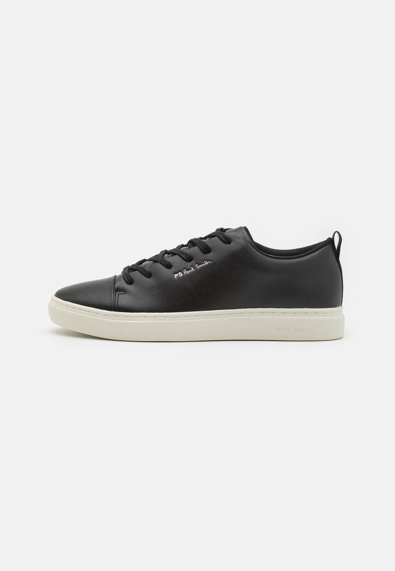 Schwarze Leder-Sneaker mit runder Zehenpartie, kontrastierender weißer Gummisohle, sechs Ösen Schnürverschluss und dezenter Markenkennzeichnung an der Seite.
