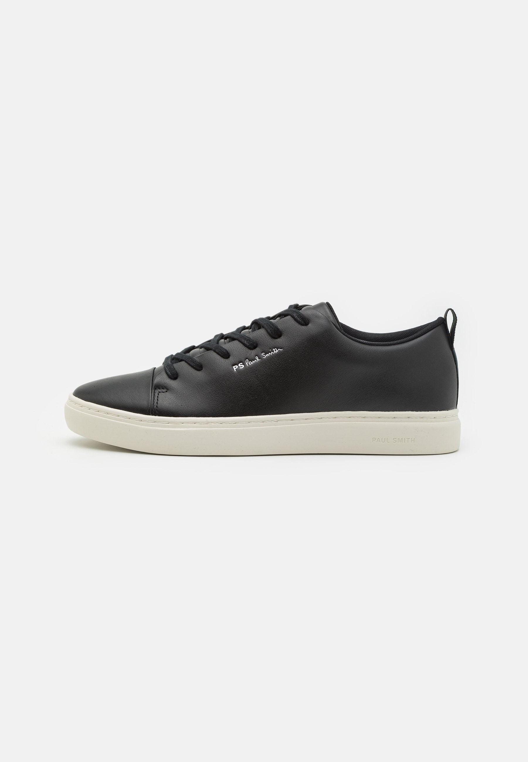 Schwarze Leder-Sneaker mit runder Zehenpartie, kontrastierender weißer Gummisohle, sechs Ösen Schnürverschluss und dezenter Markenkennzeichnung an der Seite.