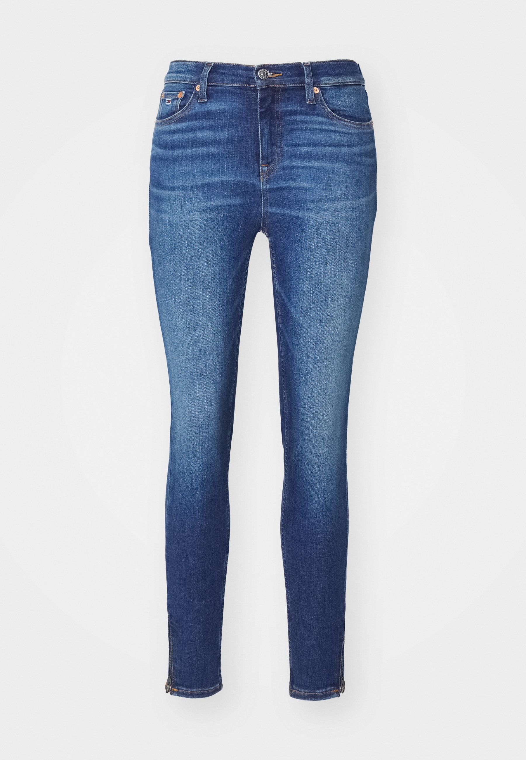 Schmale Jeans aus mittelblauem Denim mit einer mittelhohen Taille, fünf Taschen und Reißverschlussdetails am Knöchel. Glatte Textur und figurbetontes Design.