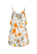 Blumiger Jumpsuit mit verstellbaren Spaghettiträgern, elastischem Bund und einem weißen Hintergrund, der mit orangefarbenen, gelben und grünen Blumen bedruckt ist.