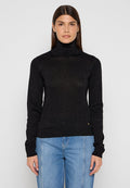 Schwarzer Rollkragenpullover mit einer gerippten Struktur und dezentem Glitzereffekt, tailliert geschnitten und mit langen Ärmeln. Goldener Akzent am Saum.
