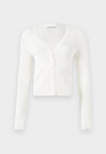 Weißer gerippter langärmeliger cropped Cardigan mit Knöpfen und Spitzenbesatz an den Ärmeln und am Ausschnitt.