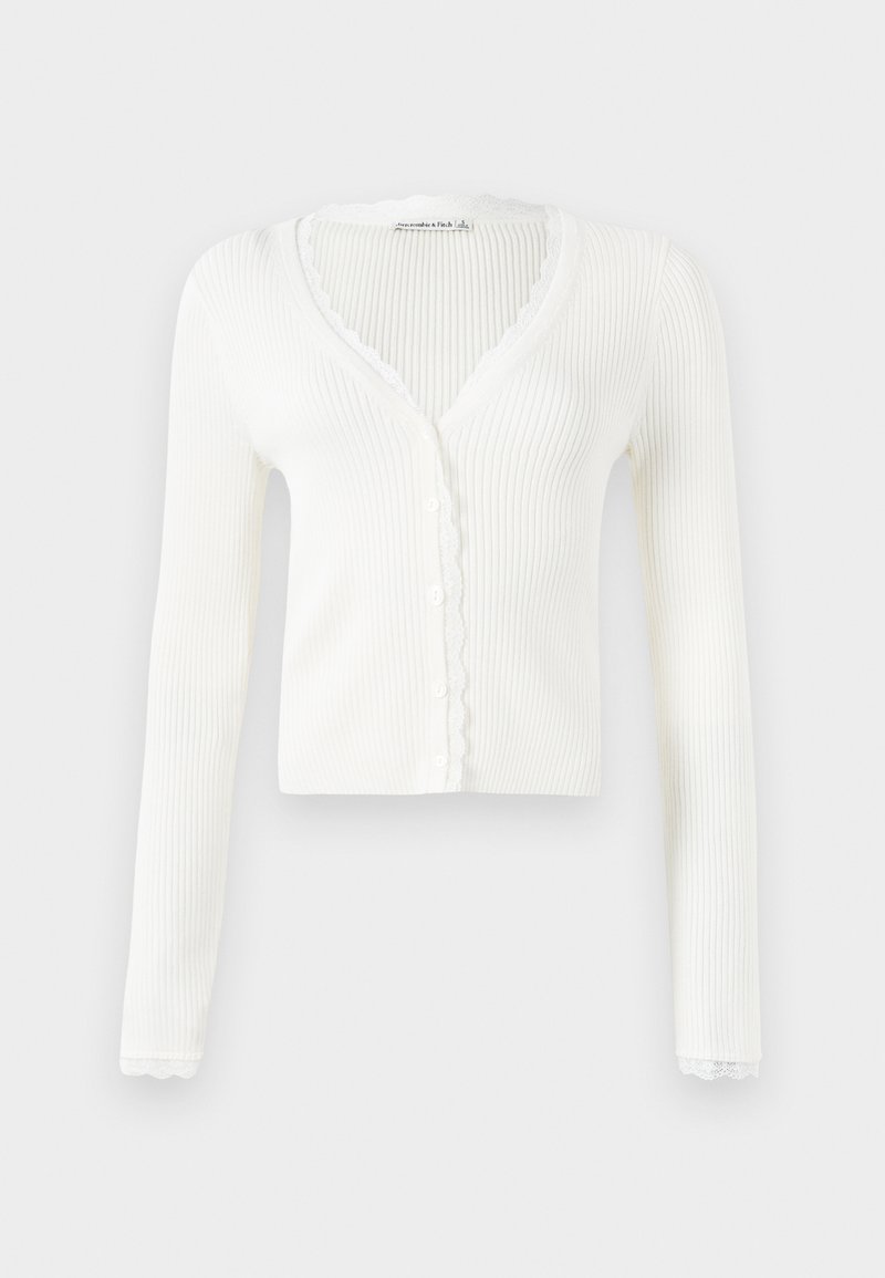 Weißer gerippter langärmeliger cropped Cardigan mit Knöpfen und Spitzenbesatz an den Ärmeln und am Ausschnitt.