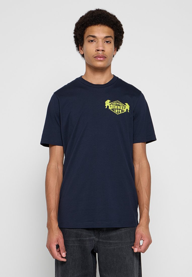 Marineblaues Baumwoll-T-Shirt mit kurzen Ärmeln, das ein gelbes grafisches Logo auf der Brust und einen Rundhalsausschnitt zeigt. Einfaches, lässiges Design.