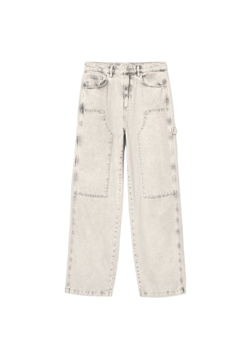 Hellgraue Jeanshose mit lockerem Schnitt, zwei großen Vorderentaschen und einer einzelnen Seitentasche. Veredelt mit Standardnähten und einem Knopfverschluss.