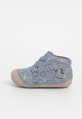 Blaue Wildlederschuhe für Kleinkinder mit mehrfarbigen metallischen Herzmustern, blauen Schnürsenkeln und einer beigen Gummisohle, von der Seite gezeigt.