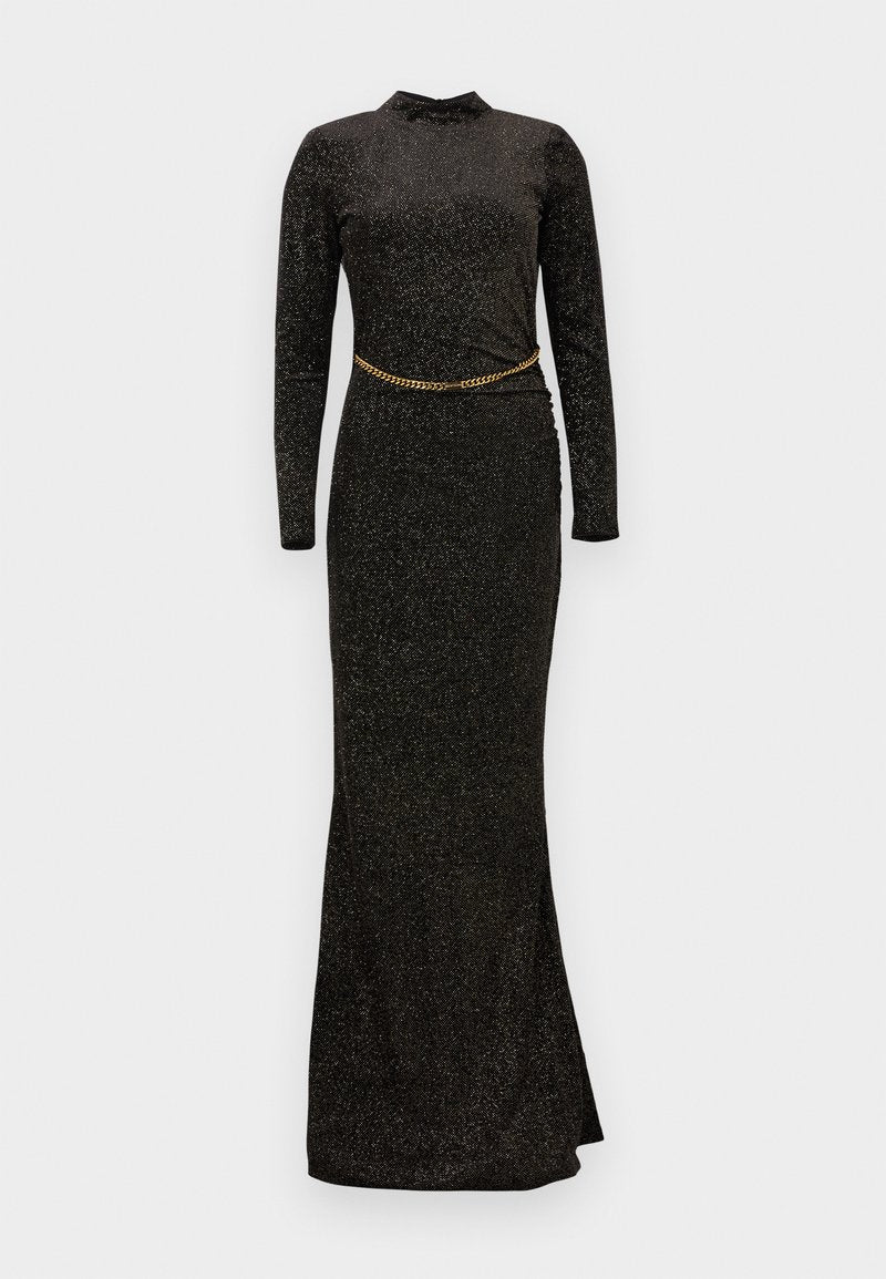 Schwarzes langärmliges Abendkleid mit Schimmer, figurbetonter Silhouette und einem goldenen Kettengürtel, der die Taille betont. Glatter, dehnbarer Stoff.