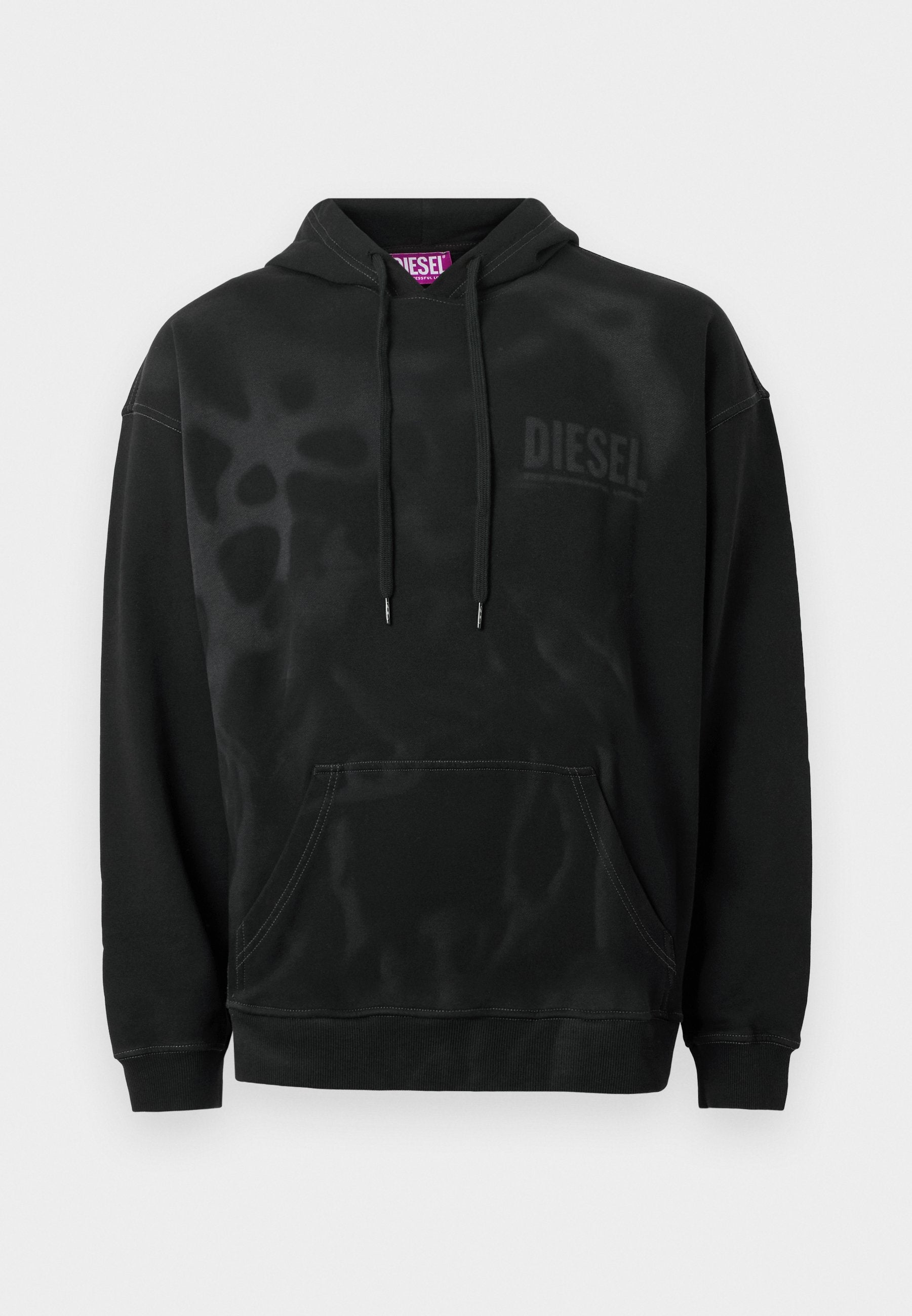 Schwarzer Hoodie mit klassischem Design, versehen mit einer Fronttasche, Kapuze mit Kordelzug und einem dezenten einfarbigen "DIESEL"-Print. Glatte Textur, lässige Passform.