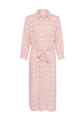 Helles pinkes Langarmkleid mit floralem Muster, Knopfkragen, tailliertem Bund und gerader Schnittführung, gefertigt aus weichem Stoff.