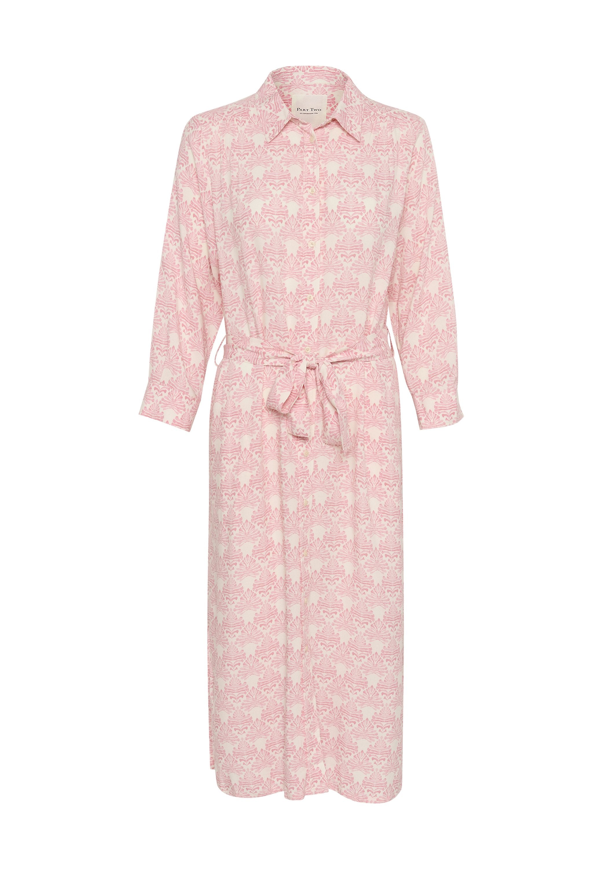 Helles pinkes Langarmkleid mit floralem Muster, Knopfkragen, tailliertem Bund und gerader Schnittführung, gefertigt aus weichem Stoff.