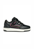Schwarze Sneaker mit einem glatten Lederobermaterial, rosa Akzenten, einem Klettverschlussriemen und Schnürsenkeln, ausgestattet mit einer weißen Zwischensohle und einer strukturierten schwarzen Sohle.