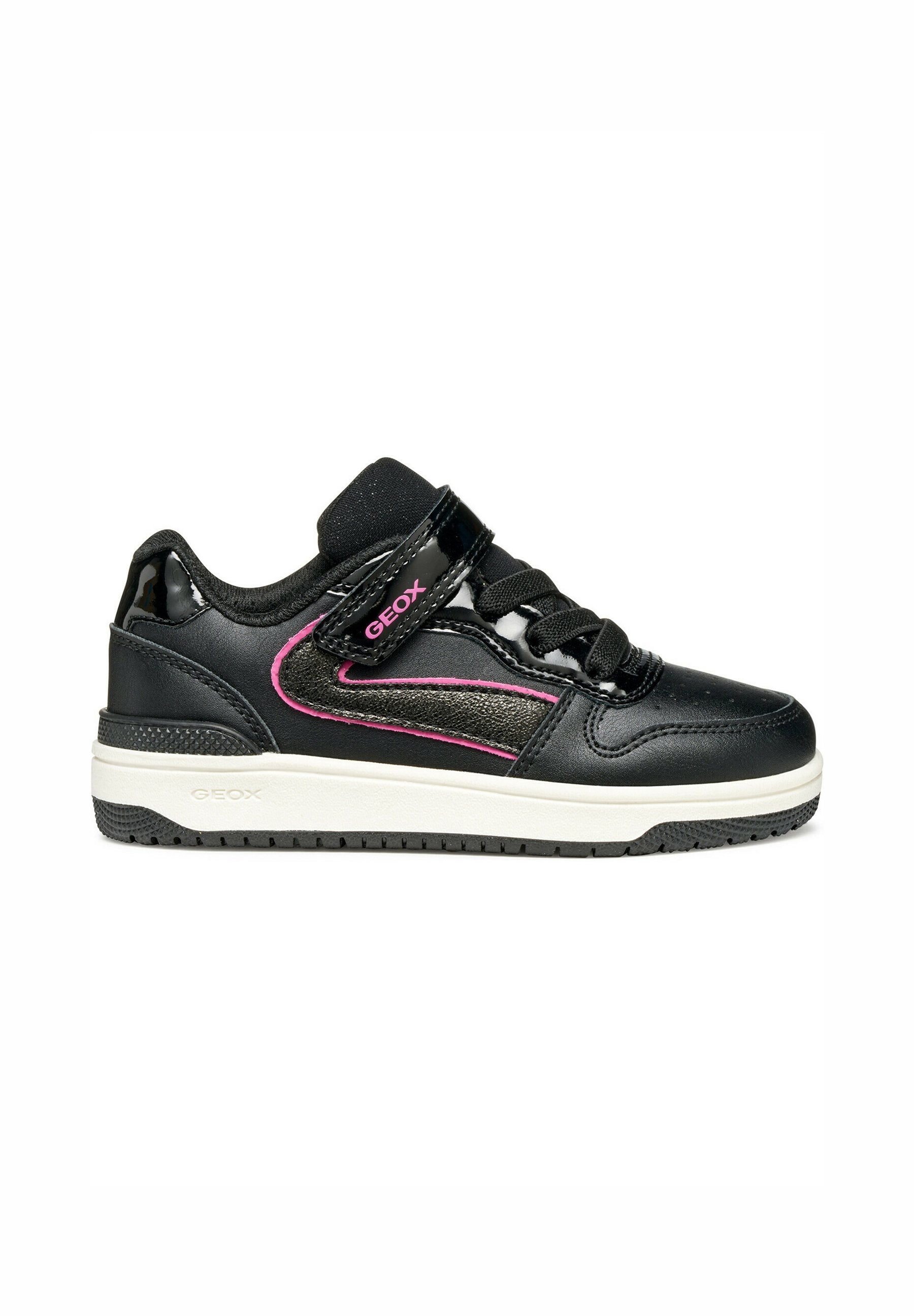 Schwarze Sneaker mit einem glatten Lederobermaterial, rosa Akzenten, einem Klettverschlussriemen und Schnürsenkeln, ausgestattet mit einer weißen Zwischensohle und einer strukturierten schwarzen Sohle.