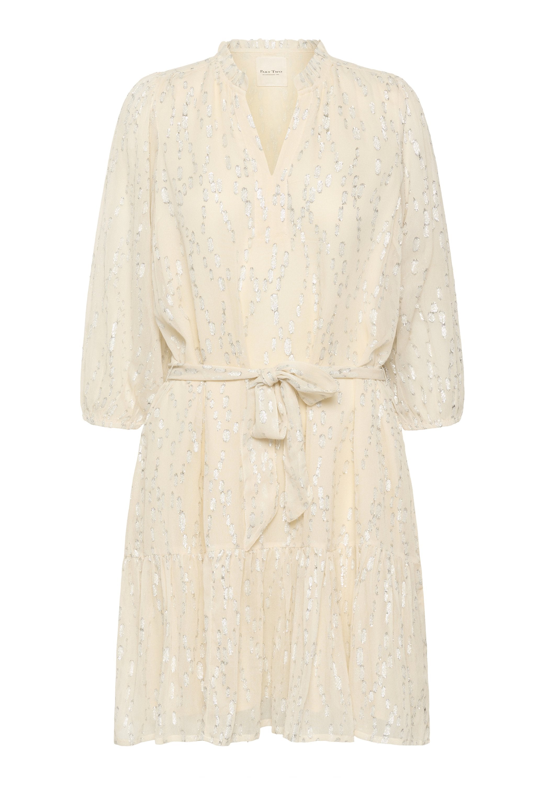 Cremefarbenes Kleid mit V-Ausschnitt, Dreiviertelärmeln und einem Bindegürtel. Es hat ein strukturiertes Design mit verstreuten silbernen Akzenten und einem gestuften Saum.