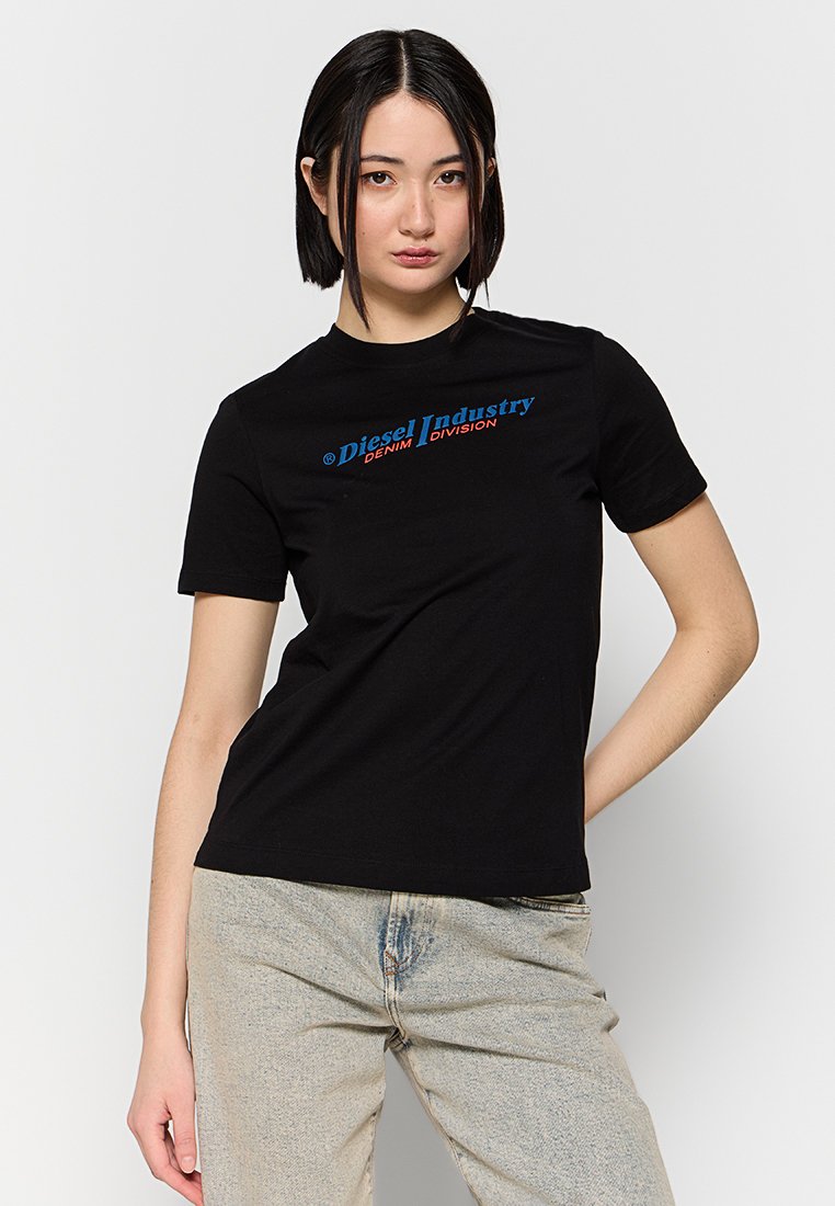 Schwarzes Baumwoll-T-Shirt mit dem Schriftzug "Diesel Industry Denim Division" in Blau und Rot. Kurze Ärmel und klassischer Rundhalsausschnitt.