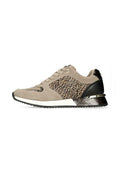 Beige Wildleder-Sneaker mit Leopardenmuster-Akzenten, schwarzem Lackabsatz und strukturiertem Sohlenbereich. Verfügt über runde Schnürsenkel und seitliche Nähedetails.
