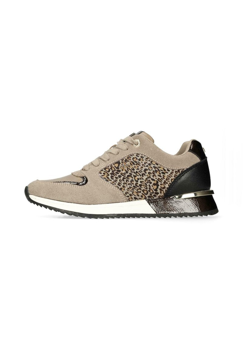 Beige Wildleder-Sneaker mit Leopardenmuster-Akzenten, schwarzem Lackabsatz und strukturiertem Sohlenbereich. Verfügt über runde Schnürsenkel und seitliche Nähedetails.