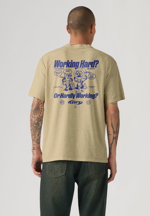 Levi's® VINTAGE FIT TEE - Print T-shirt - working hard castle wall
