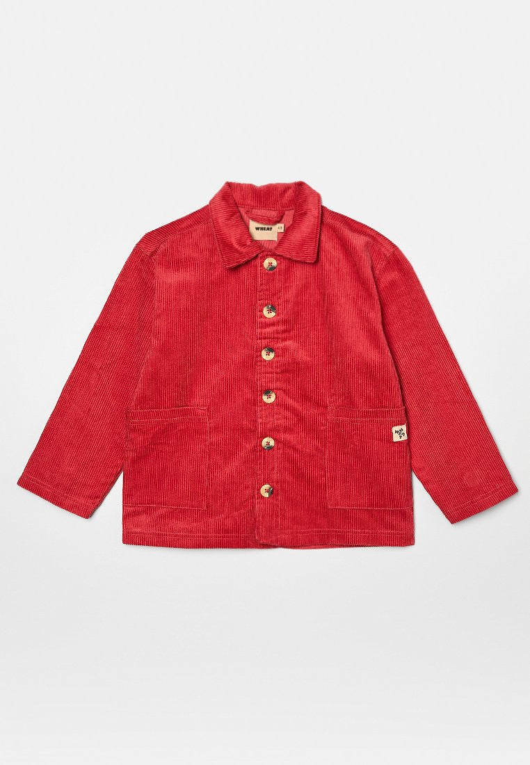 Rote Cordjacke mit spitzem Kragen, langen Ärmeln, Knopfverschluss vorne, zwei Seitentaschen und einem Label auf der linken Tasche.