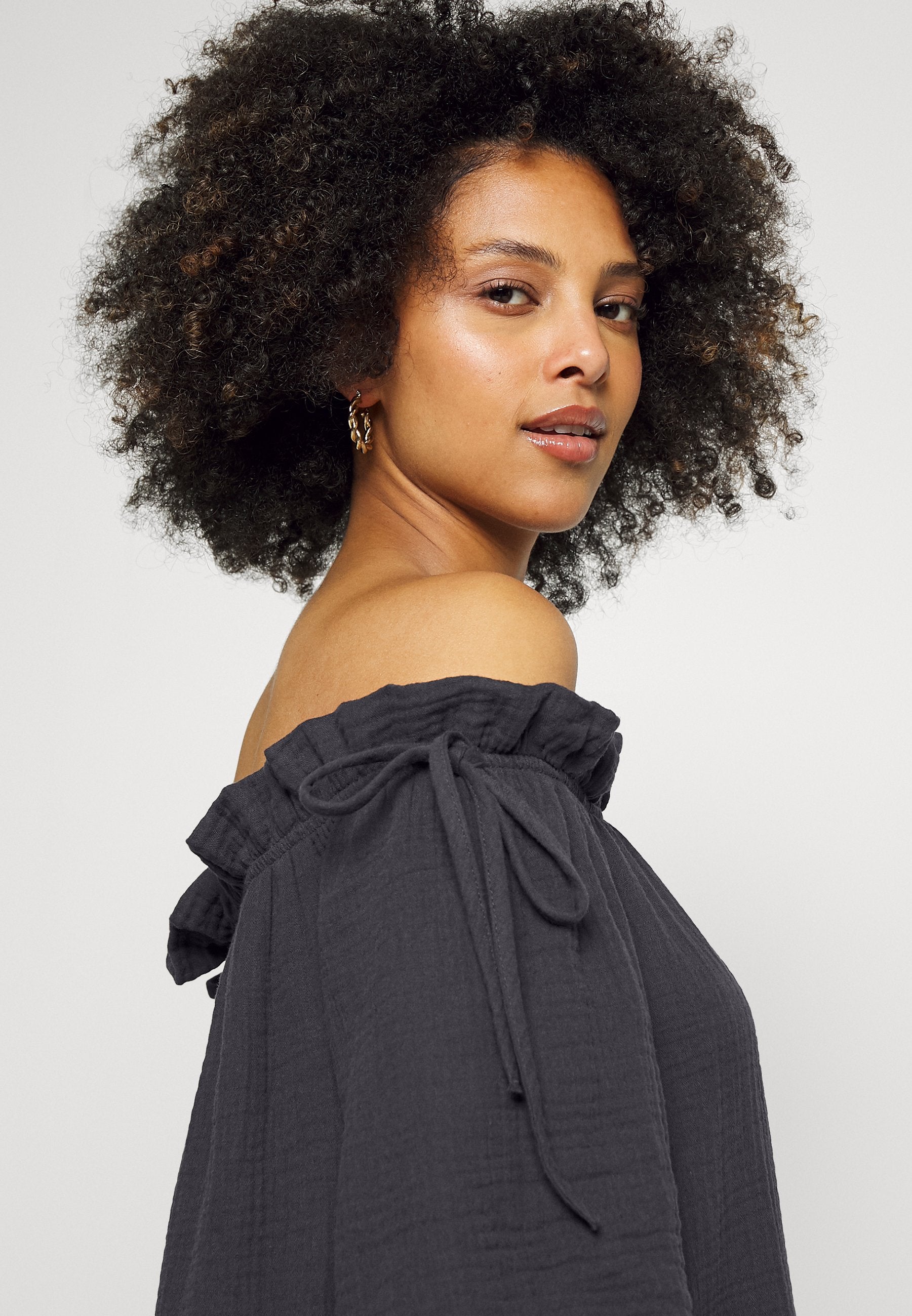 ONLTILLA THYRA OFF SHOULDER DRESS Media 5