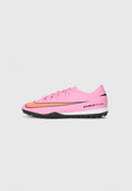 Helle pinke Fußballschuhe mit schwarzen Akzenten, die ein schlankes Design, eine strukturierte Oberfläche und einen orangefarbenen Swoosh nahe der Zehe aufweisen. Schwarze Gummisohle.