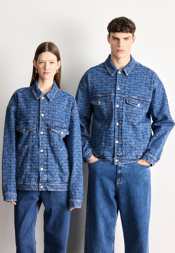 Tommy Jeans SPELL-OUT LOGO OVERSIZED DENIM TRUCKER JACKET
